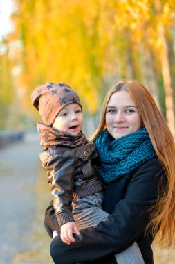 Sonbaharda çocuklarla anne