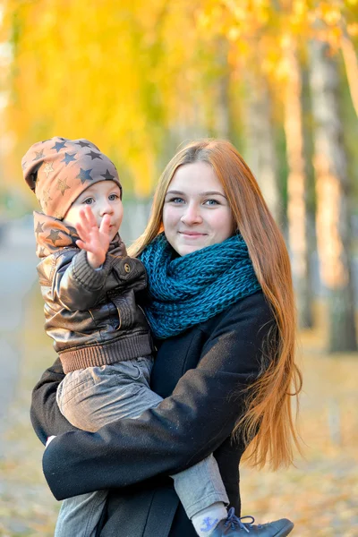 Mutter mit Kindern im Herbst — Stockfoto