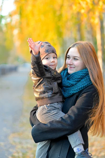 Mutter mit Kindern im Herbst — Stockfoto