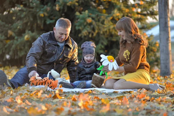 Familie ruht sich im Park aus — Stockfoto