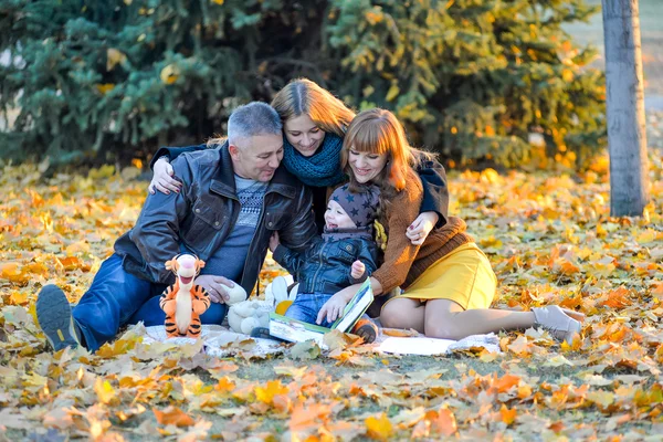 Familie ruht sich im Park aus — Stockfoto