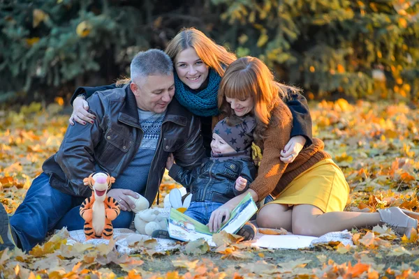 Familie rusten in een park — Stockfoto