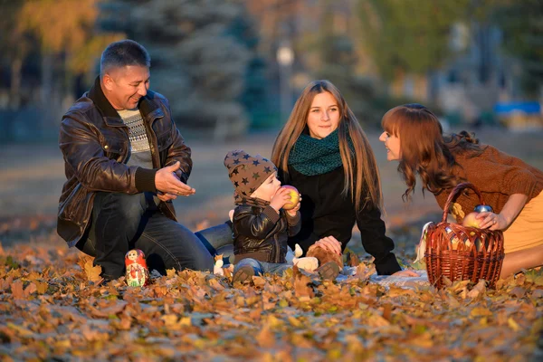 Pique-nique familial à l'automne . — Photo