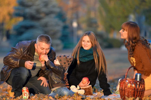 Pique-nique familial à l'automne . — Photo