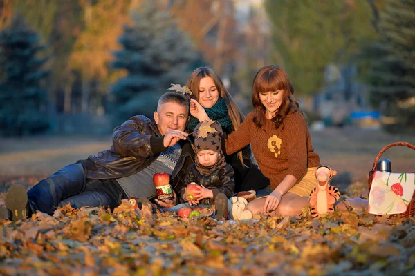 Familie picknick in het najaar. — Stockfoto