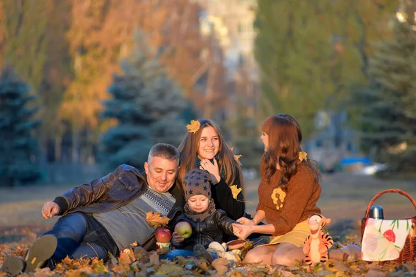 Familienpicknick im Herbst. — Stockfoto