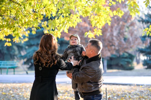 Kleiner Junge in den Armen von Mama und Papa — Stockfoto