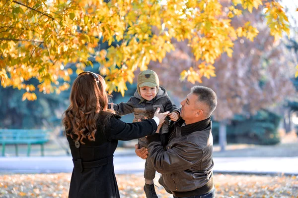 Niño en los brazos de mamá y papá —  Fotos de Stock