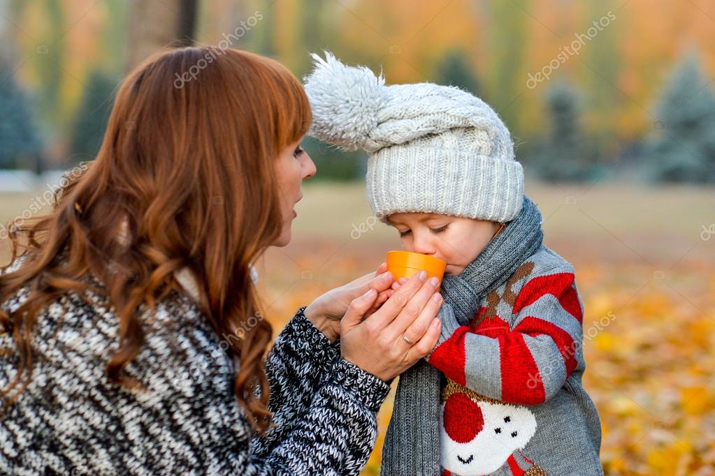 Холодно гулять с ребенком. Зимние прогулки с детьми. Дети на прогулке. Кашляющий ребенок на улице. Осень простуда дети.