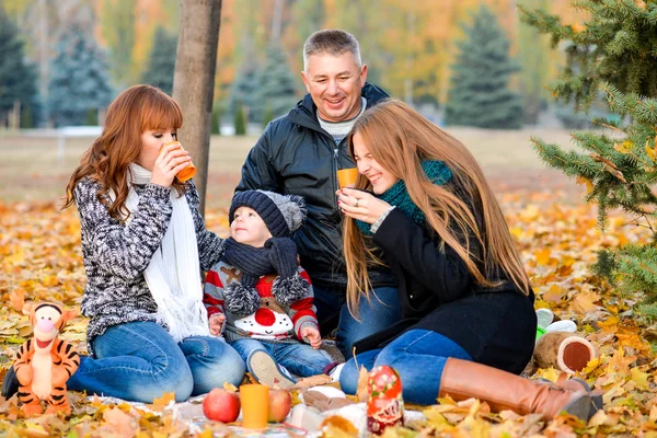 Familie trinkt Tee im Herbst — Stockfoto