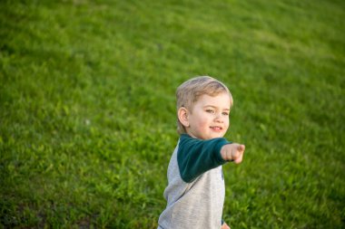 Çocuk parkta yürüyor