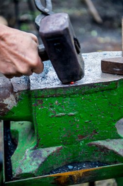 Demirci ayrıntı uydurandan