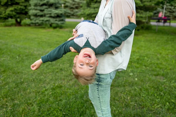 Das Kind spielt mit Mama — Stockfoto