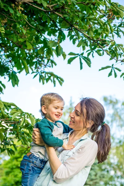 Das Kind spielt mit Mama — Stockfoto