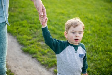 Çocuk parkta yürüyor