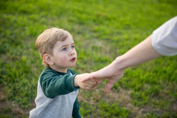 Çocuk parkta yürüyor