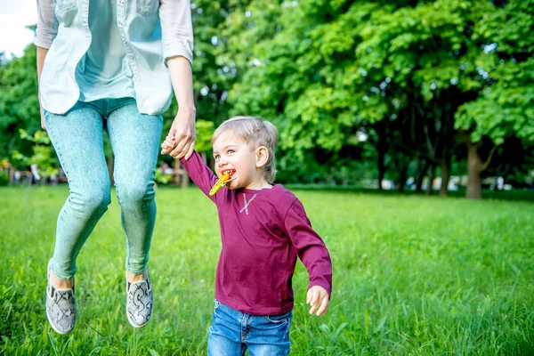 Kleinkind isst einen Lutscher im Park — Stockfoto