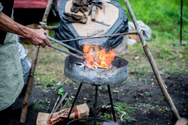 Smith demir ısıtır