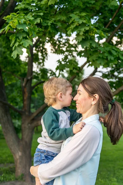 Das Kind spielt mit Mama — Stockfoto