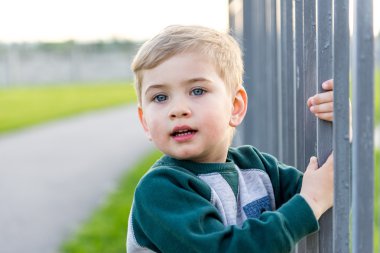 küçük çocuk çit tırmandı