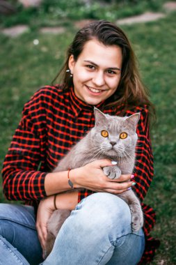 Kız onu kedi ile oynarken