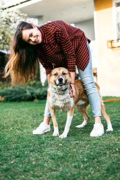 Flicka som leker med sin hund — Stockfoto