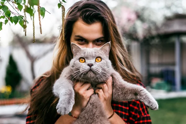 Fille jouer avec son chat — Photo