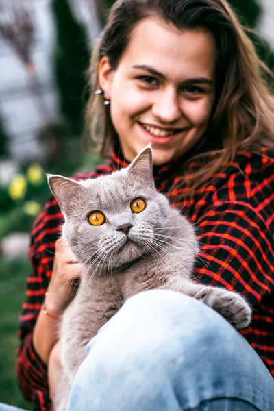 Kız onu kedi ile oynarken