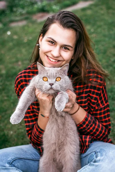 Mädchen spielt mit ihrer Katze — Stockfoto