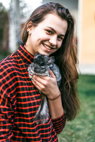 Mädchen spielt mit ihrem Chinchilla — Stockfoto