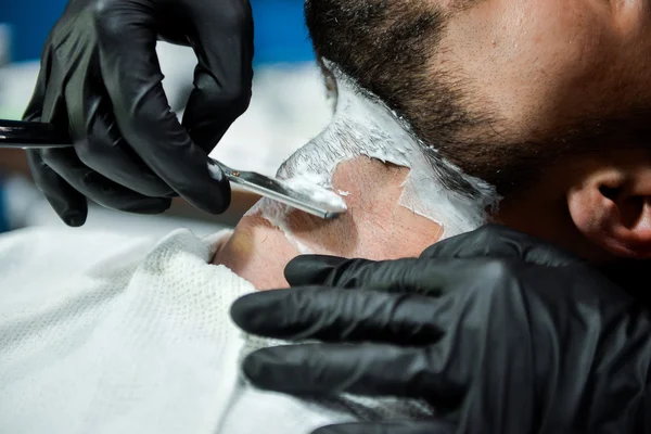 Il barbiere taglia l'uomo barba . — Foto Stock