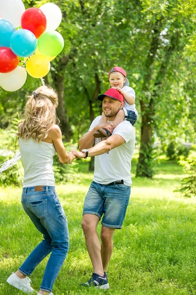 Mały chłopiec z Mama i tata, grając w parku. — Zdjęcie stockowe