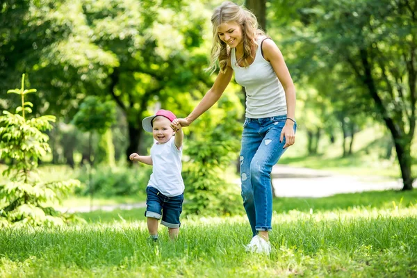 Jongetje met vader en moeder spelen in het park. — Stockfoto