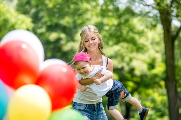 Jongetje met vader en moeder spelen in het park. — Stockfoto