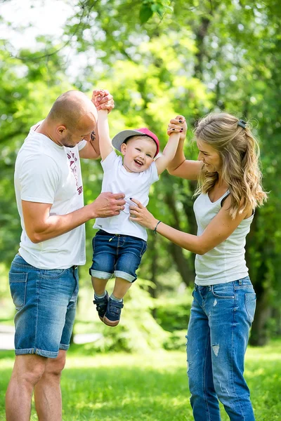 Aile yaz aylarında parkta yürüyüş. — Stok fotoğraf