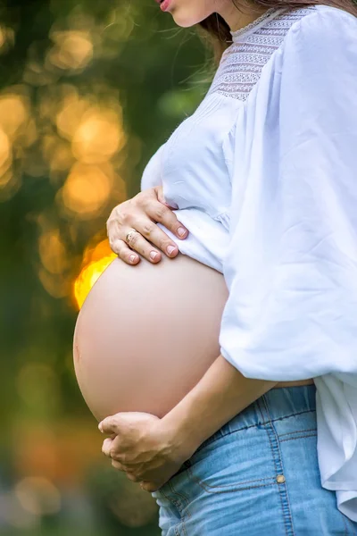 Ciężarna kobieta w parku. — Zdjęcie stockowe