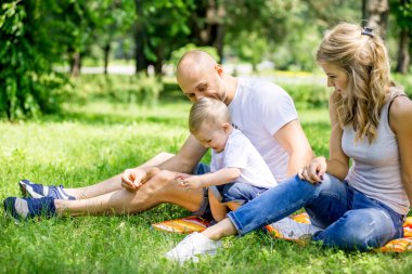 Anne ile bebek parkta yürüyor.