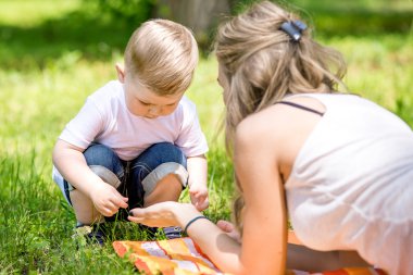 Küçük çocuk anne ve baba parkta oynarken.