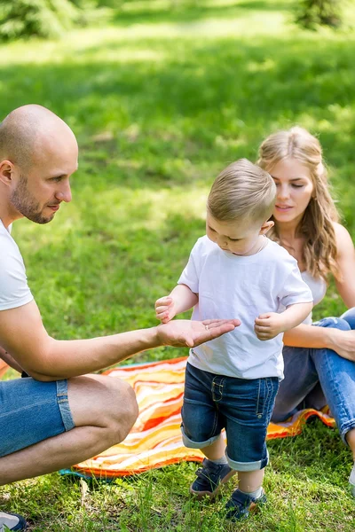Anne ile bebek parkta yürüyor.