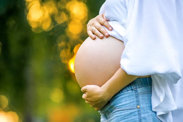 Parktaki hamile kadın..