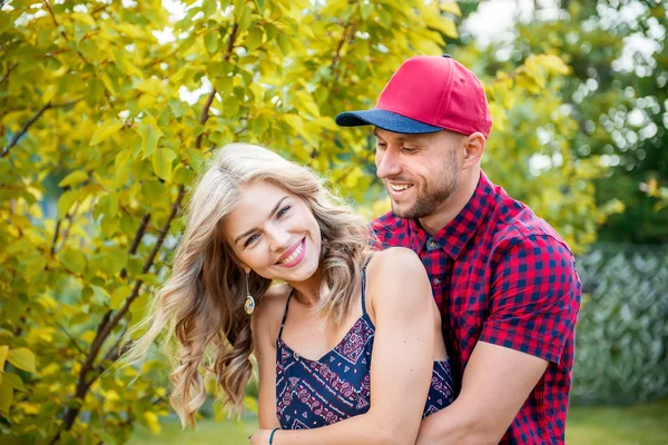 Jeune homme étreignant la blonde . — Photo