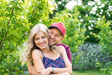 genç adam sarışın sarılma.