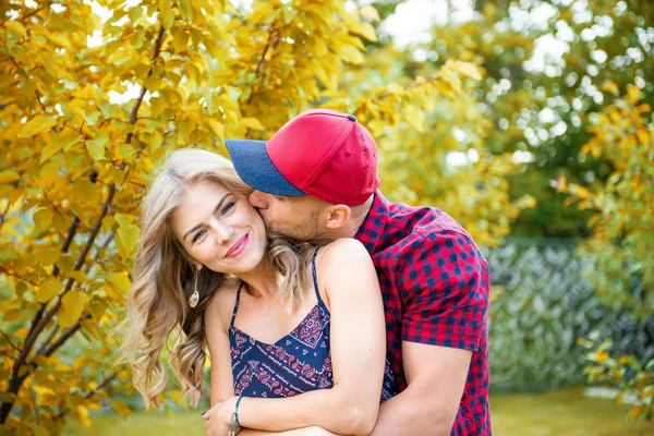 Junger Mann umarmt die Blondine. — Stockfoto