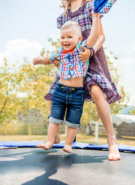 Kid, skákání na trampolíně — Stock fotografie