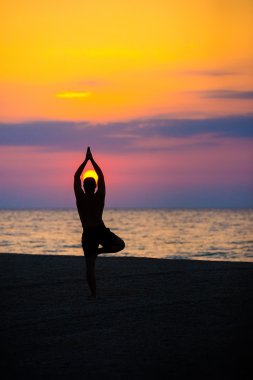 adam sahilde, denize yoga uygulamaları.