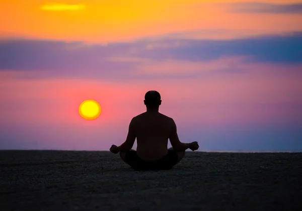 adam sahilde, denize yoga uygulamaları.