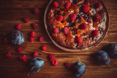 Erik ve meyve kek ahududu tablo ile.