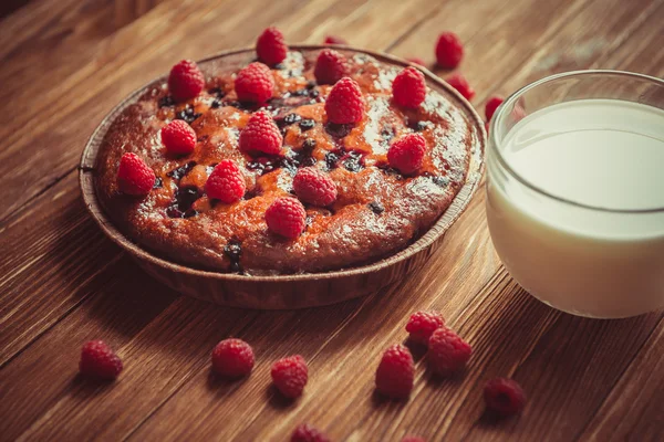 Torta di frutta e tazza di latte sul tavolo . — Foto Stock