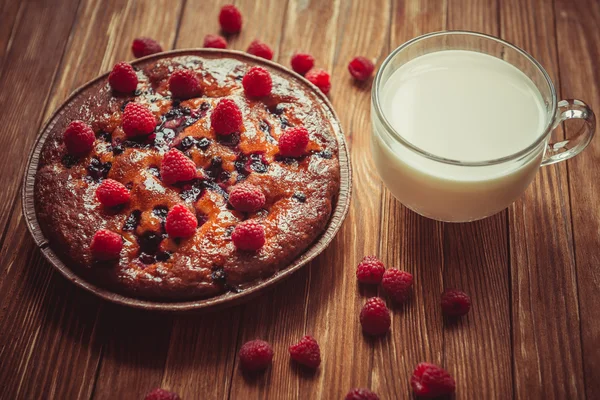 Torta di frutta e tazza di latte sul tavolo . — Foto Stock