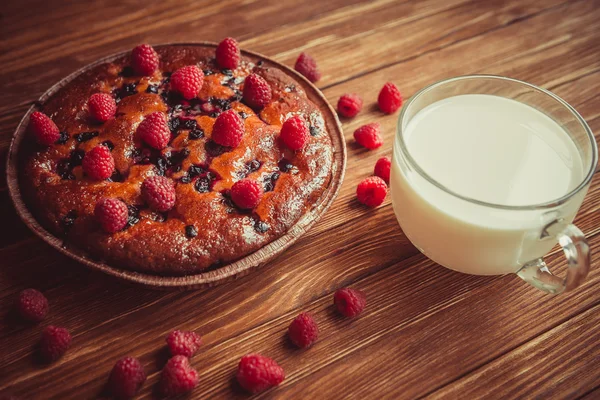 Torta di frutta e tazza di latte sul tavolo . — Foto Stock